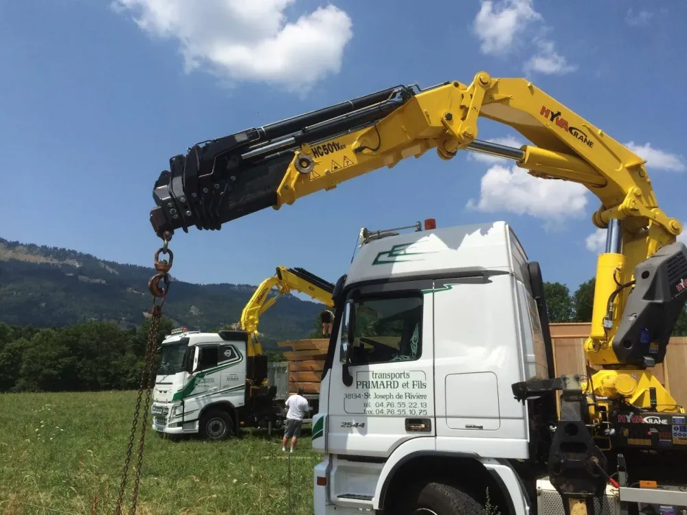 Camion plateau bras de grue près de Moirans
